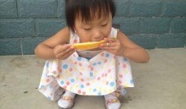 吃瓜的孩子图片,捕捉夏日童真瞬间