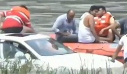 男子吃瓜看宝马,男子吃瓜看宝马，揭秘生活百态