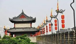 西安城墙吃瓜群众,见证历史，瓜香四溢的市井风情