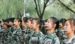 潍坊军训吃瓜教学,吃瓜学生见证成长瞬间