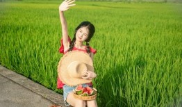 稻田吃瓜的女孩,女孩的田园食趣之旅