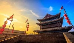 西安城墙吃瓜群众,见证历史，瓜香四溢的市井风情