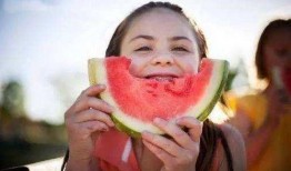 看见吃瓜的人,吃瓜者的生活剪影