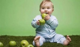 贴脸小孩吃瓜,可爱小孩的欢乐瞬间