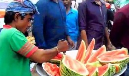 彝族精神小伙吃瓜,吃瓜也能吃出风采