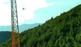 秋千吃瓜,探寻秋千下的悠闲时光