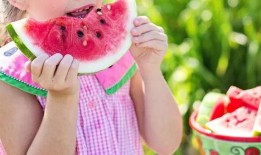 梦见小孩在吃瓜,小孩吃瓜背后的神秘寓意