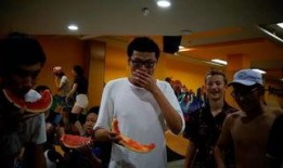 回顾经典吃瓜场面视频,那些年我们一起“瓜”过的日子