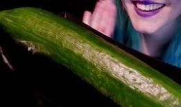 小姐姐吃葡萄瓜,小姐姐的甜蜜食光