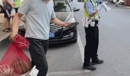 在家吃瓜警察上门,警察上门引发的意外事件