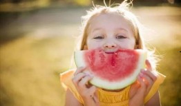 吃瓜的孩子图片,捕捉夏日童真瞬间