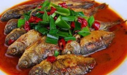 刘大瓜吃土鲫鱼