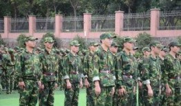 军训吃瓜现场,趣味横生的军营生活瞬间