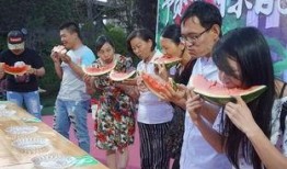 海边吃瓜群众围观,围观群众的夏日狂欢