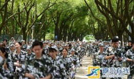 军训吃瓜现场,趣味横生的军营生活瞬间