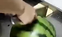 小军吃瓜坏肚子了