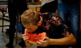 回顾经典吃瓜场面视频,那些年我们一起“瓜”过的日子