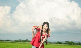 稻田吃瓜的女孩,女孩的田园食趣之旅