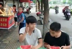 街头恶搞病人吃瓜