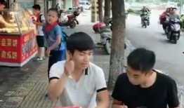 街头恶搞病人吃瓜
