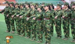 军训吃瓜现场,趣味横生的军营生活瞬间