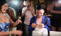 吃瓜富婆视频,视频背后的奢华生活与娱乐八卦