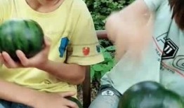 彝族精神小伙吃瓜,吃瓜也能吃出风采