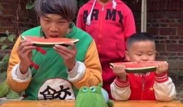 快速吃瓜的搞笑视频,快速吃瓜视频，笑到肚子疼！