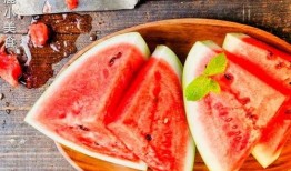 小军吃瓜坏肚子了