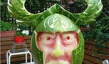 雕塑吃瓜,趣味与哲思的碰撞