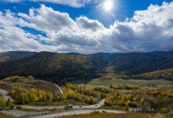 新疆牧民吃瓜,共享瓜田乐趣