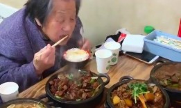 奶奶终于舍得吃瓜,终于舍得品尝瓜果的喜悦时刻