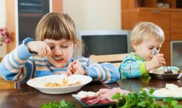 贴脸小孩吃瓜,可爱小孩的欢乐瞬间