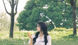 草地吃瓜拍照姿势,定格夏日悠闲时光