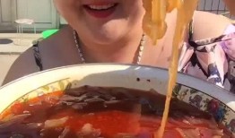 瓜老幺瓜大姐吃酸辣粉,瓜老幺瓜大姐的酸辣粉美食之旅